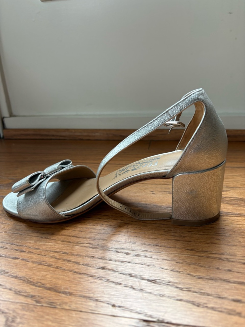 Salvatore Ferragamo Silver Open-Toe Block Heel Sandals with Bow Detail - Picture 3 of 9